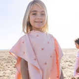 Poncho de playa coral con cangrejo Monnëka