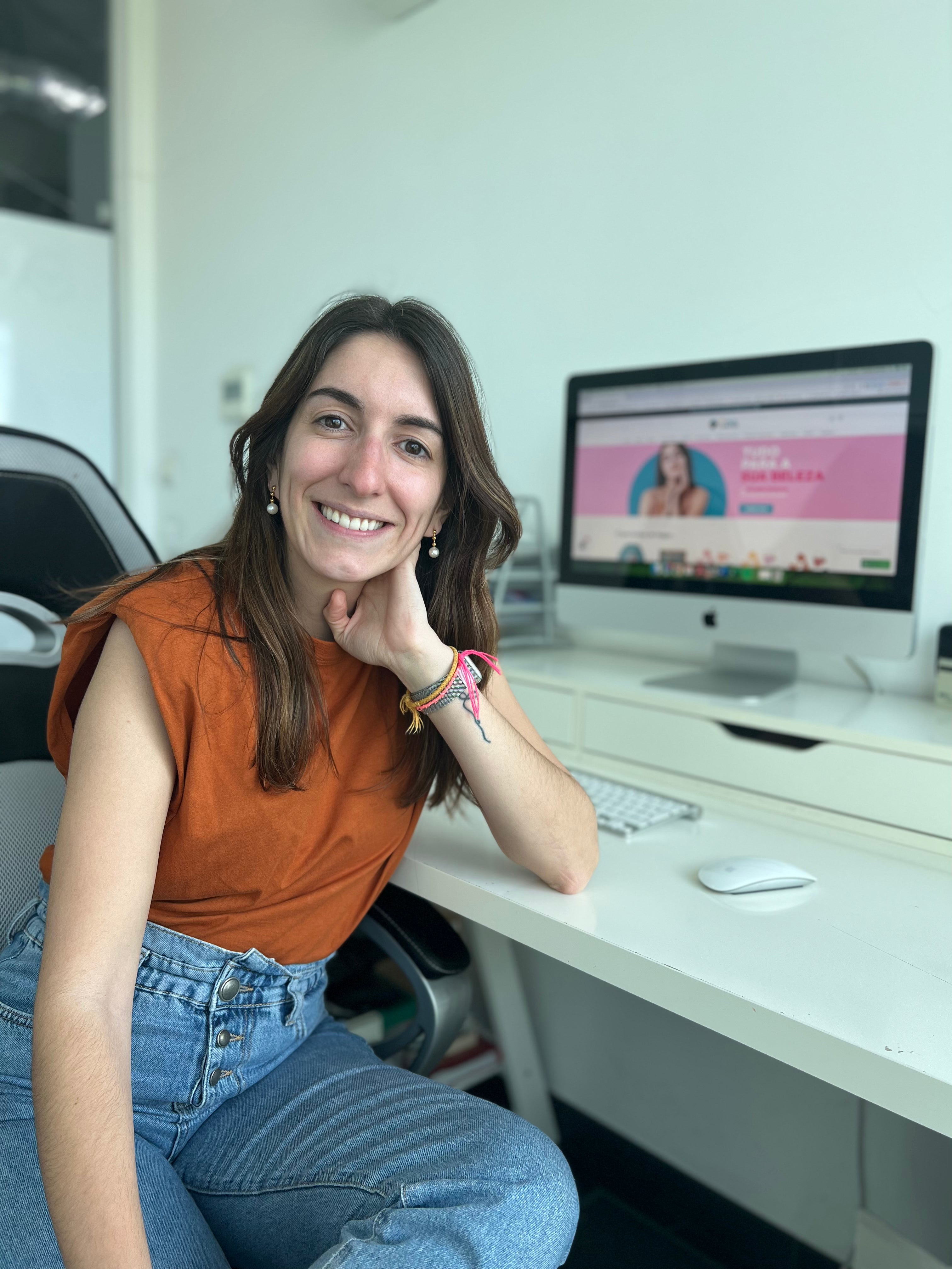 Rafaela Vilão, apoio ao cliente da My Skin Concept, na secretária com a loja online no ecrã